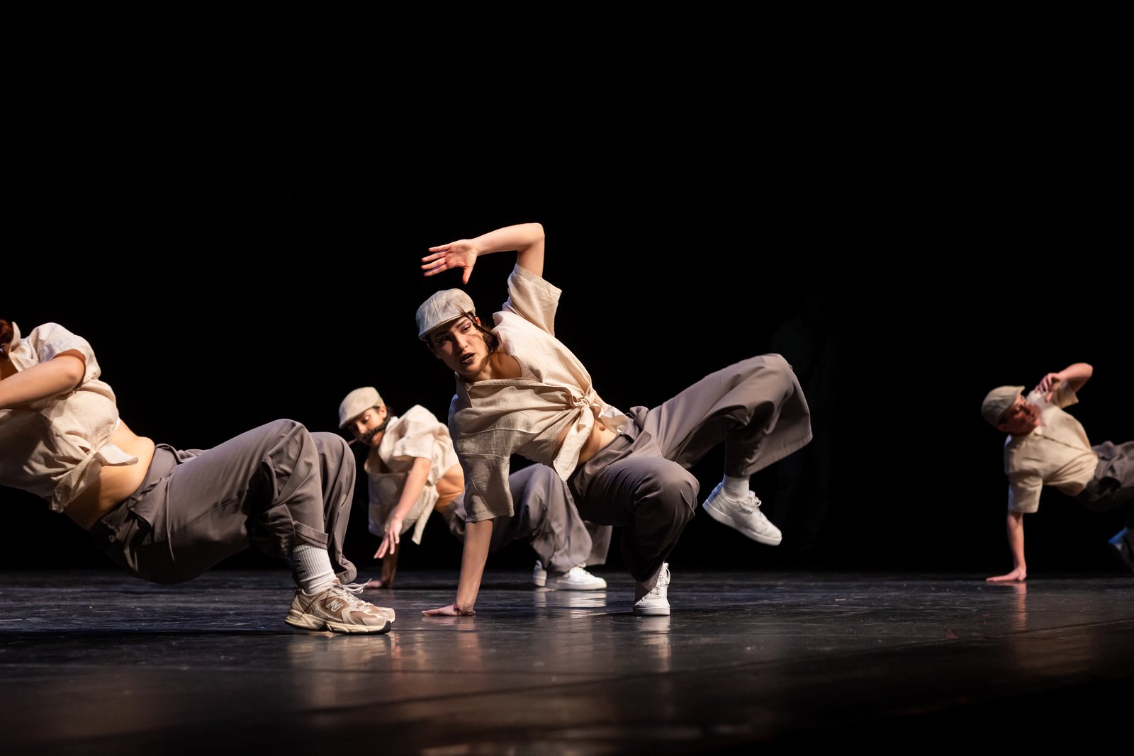Grupo de dança urbana no palco